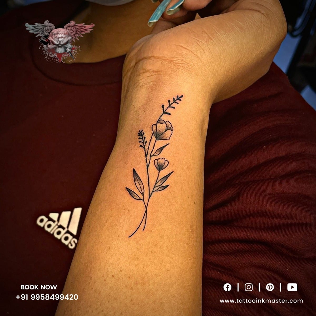 You are currently viewing Minimalistic Yet Trendy Floral Tattoo For Females